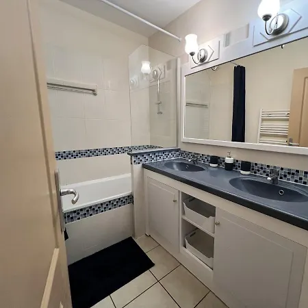 Appartement Aeroport Seafront With Pool
