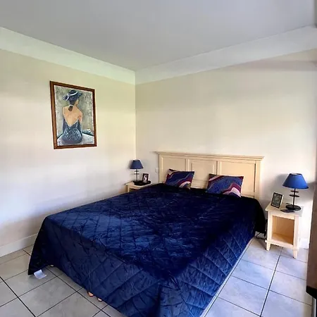 Appartement Aeroport Seafront With Pool